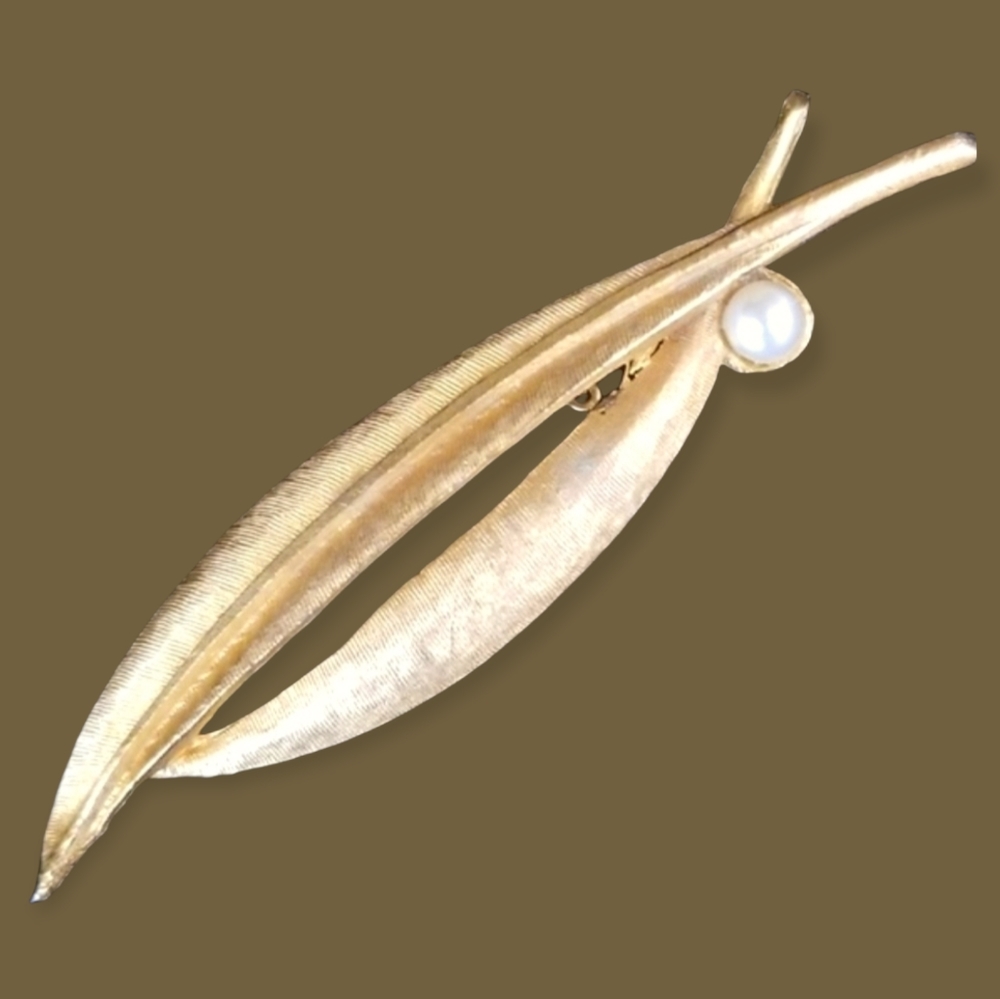 Vintage Faux Pearl Gold Tone Brooch